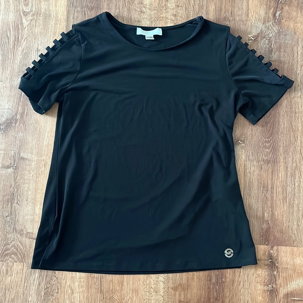 Loose fitted, shoulder cut outs